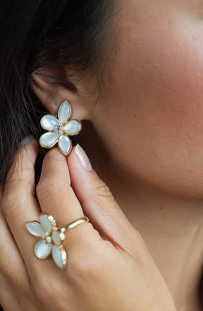 Mother of Pearl and Diamond Flower Ring
